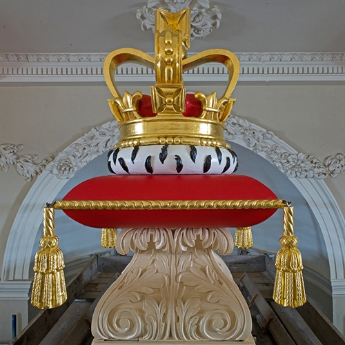 Organ case: crown